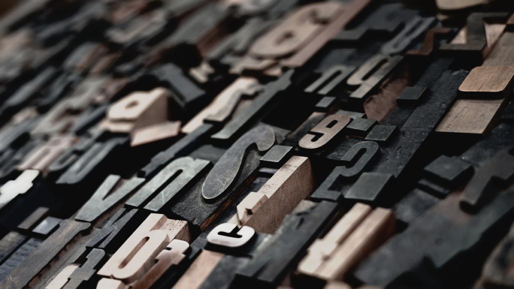 With wooden 3D letters, which are shown here in close-up, a film title designer can work in a typographically impressive way.