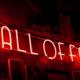 An einer Außenfassade ist in Großbuchstaben das Wort “Wall of Fame” als rot leuchtendes Neonlicht angebracht.